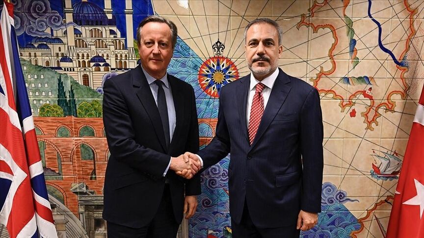 Türkiye ve İngiltere Dışişleri Bakanları Yemen'deki Gelişmeleri Görüştü