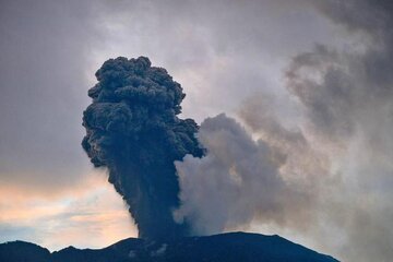آتشفشان مراپی اندونزی یک ماه پس از حادثه مرگبار دوباره فوران کرد