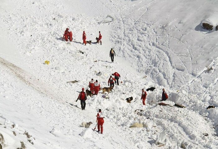 ارتفاع برف در محدوده جستجوی کوهنوردان مفقودشده بیش از ۱۰ متر است