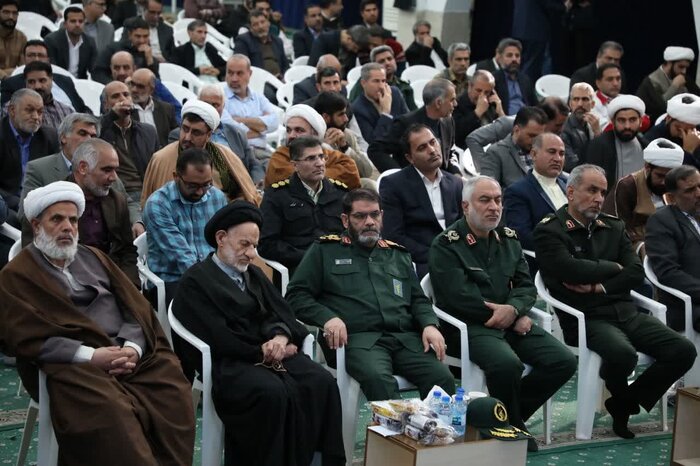 حضور مردم در صحنه دشمن را زمین‌گیر کرده است