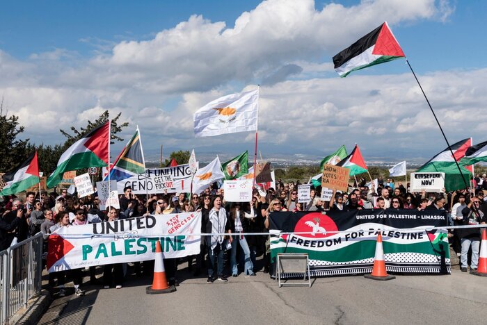 حامیان فلسطین در برابر پایگاه نظامی انگلیس در قبرس تجمع کردند