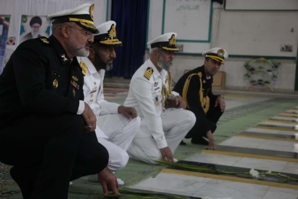 فرماندهان نیروی دریایی ارتش ایران و پاکستان به مقام والای شهدای هرمزگان ادای احترام کردند