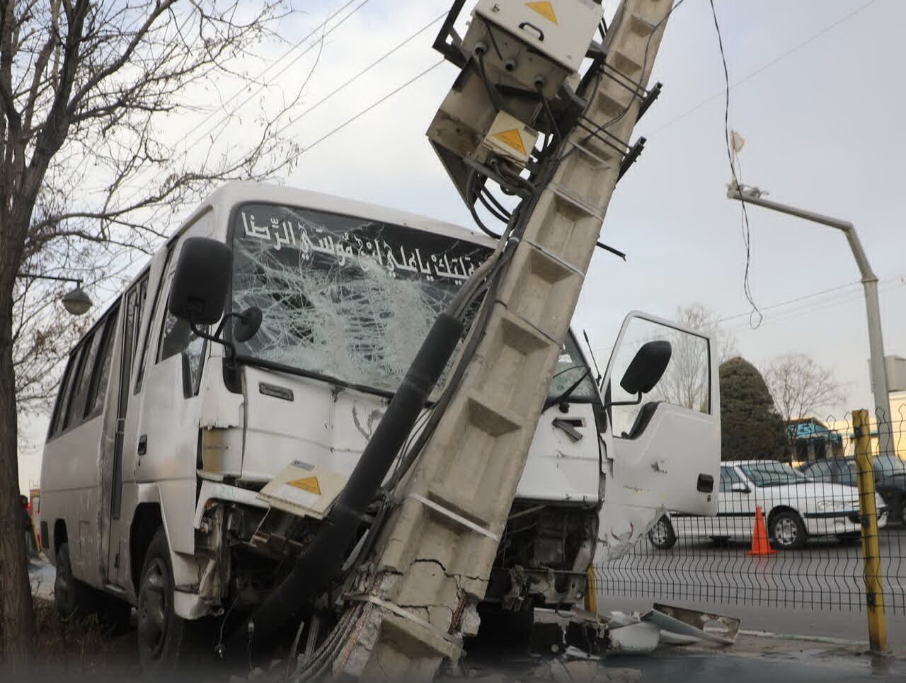 برخورد مینی‌بوس با تیر چراغ برق در مشهد موجب قطع برق شد