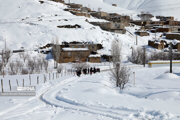 بارش برف راه دسترسی ۱۱ روستای پیرانشهر را مسدود کرد