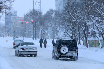 بارش نخستین برف زمستانی در شهر ارومیه و لبخند رضایت شهروندان