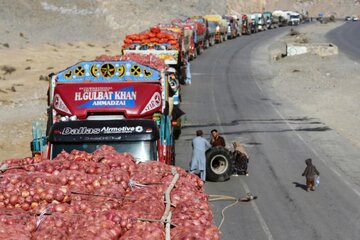 بسته ماندن گذرگاه تورخم توسط پاکستان برای چهارمین روز و اعتراض رانندگان افغان