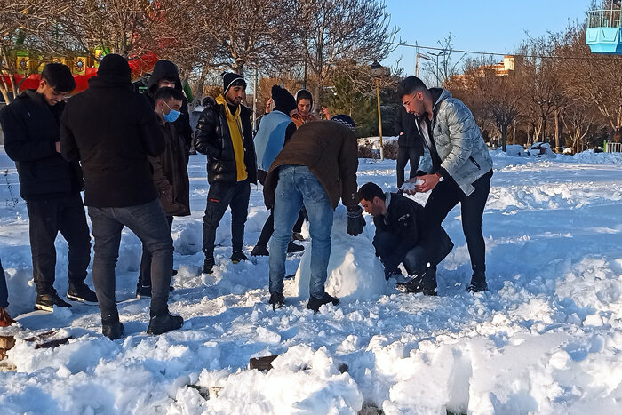 برف، بهانه‌ای برای شادمانی و تفریح مردم اردبیل