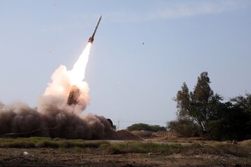 Le système de missile 15 Khordad écrase des cibles lors d'exercices entre l'armée iranienne et le CGRI