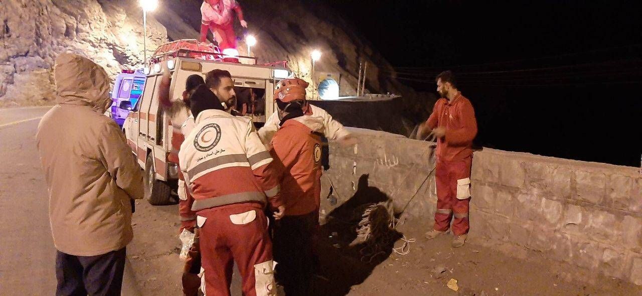 نجات راننده حادثه دیده البرزی در ژرفای دره