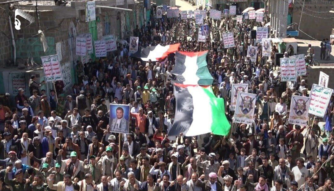 Miles de yemeníes se manifiestan contra el régimen de Israel y EEUU