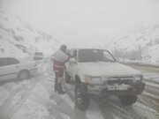 امدادرسانی هلال احمر همدان به ۳۰ مسافر گرفتار در برف و اسکان ۱۸ نفر