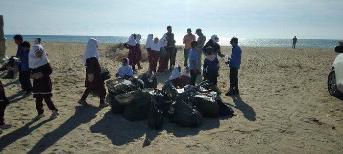 دوستداران محیط زیست، ساحل تخم گذاری لاک پشت های قشم را پاکسازی کردند