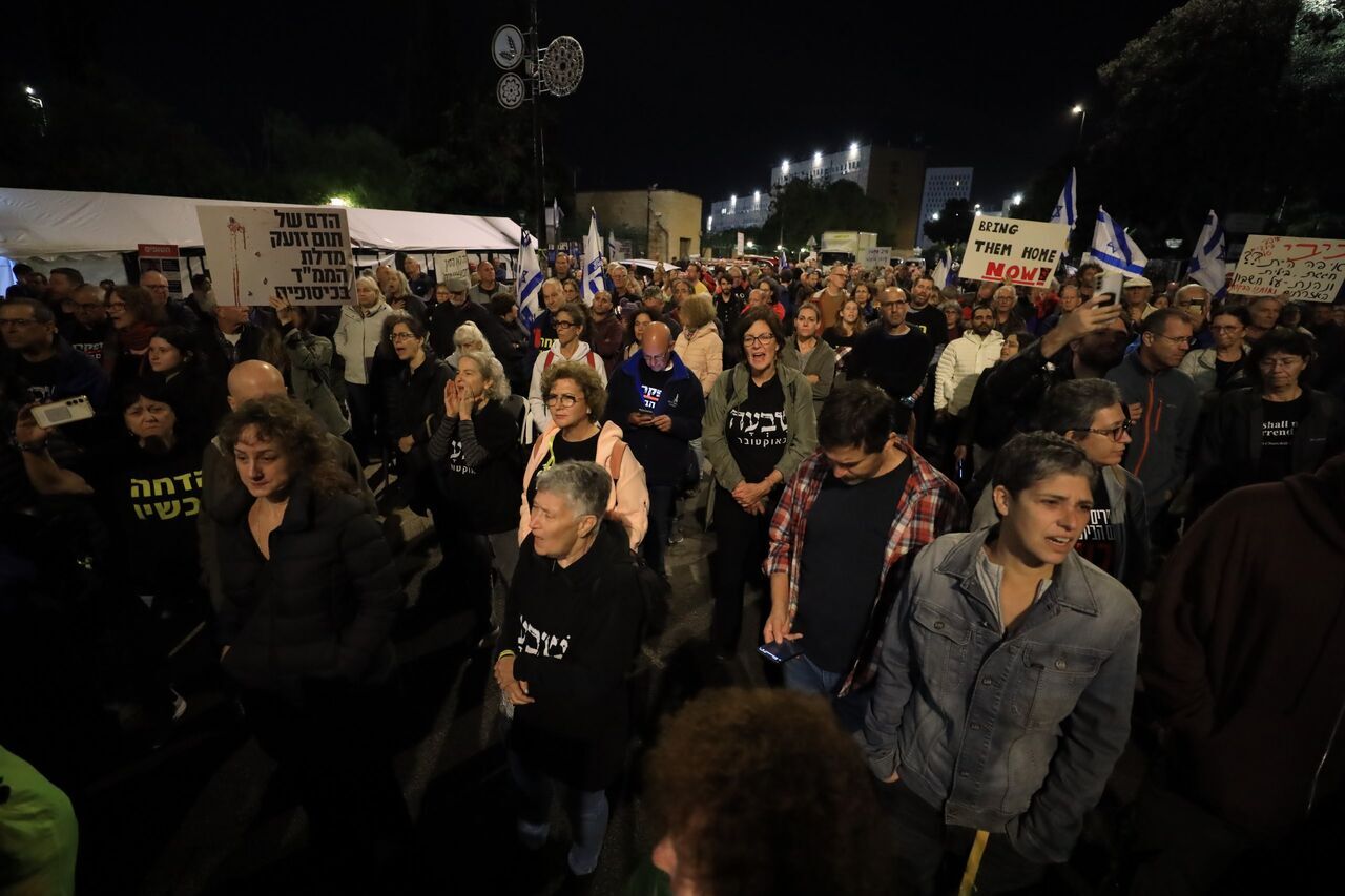 تحصن خانواده‌های اسرای صهیونیست در مقابل منزل نخست‌وزیر رژیم اسراییل