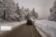 بارش برف و باران، جاده‌های زنجان را فرا گرفته است