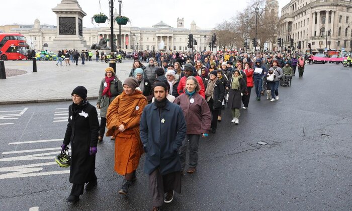 پیروان ادیان در واکنش به جنگ غزه در لندن راهپیمایی سکوت برگزار کردند