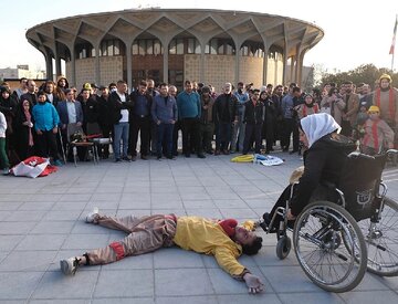 «تسویه ‌نقدی» از حقوق شهروندی توان‌یابان می‌گوید/ یک کمدی خیابانی در جشنواره تئاتر فجر