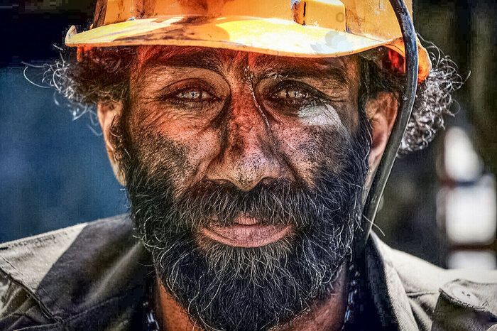 کارگرِ تُهیدست از «نام» و «نان» 3 کارگرِ تُهیدست از «نام» و «نان»