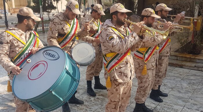 پدران شهدا مزار ۲ شهید قمی حمله هوایی رژیم صهیونیستی را گلباران کردند