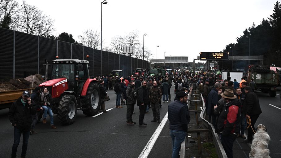 Les agriculteurs en colère menacent le régime français : "Dans 10 jours, on bloquera toute l’Île-de-France"