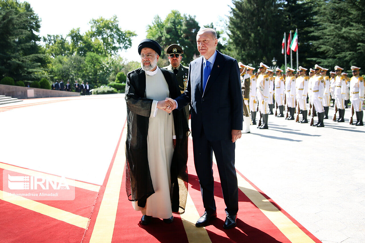 El presidente turco recibe oficialmente a su homólogo iraní