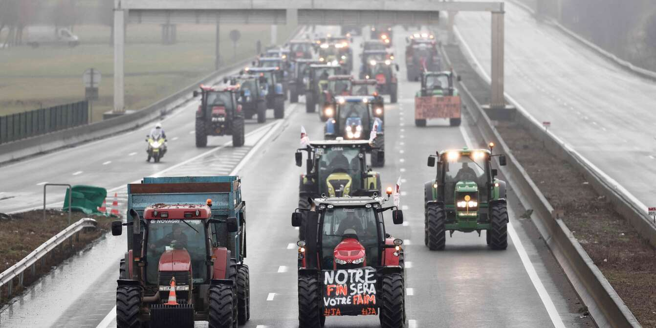 کشاورزان فرانسوی جاده های اطراف پاریس را مسدود کردند