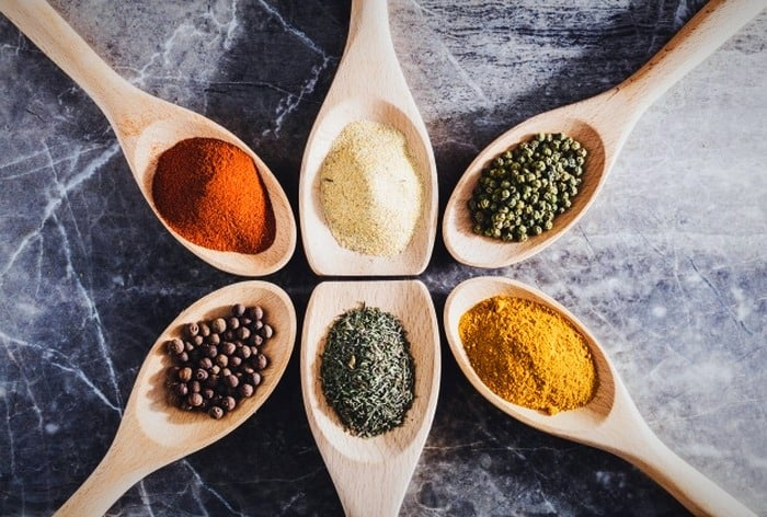 چطور بفهمیم که سبزی خشک و ادویهها خراب شدهاند