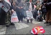 تظاهرات ضداسرائیلی در نیویورک/ پرچم آمریکا به آتش کشیده شد + فیلم