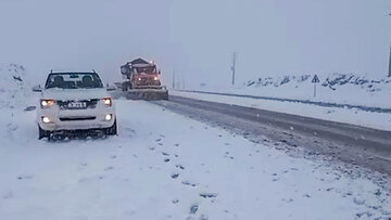 اولین برف زمستانی در ساوه / راه ۸۲ روستای بخش نوبران مسدود شد