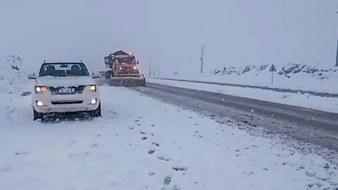 اولین برف زمستانی در ساوه / راه ۸۲ روستای بخش نوبران مسدود شد