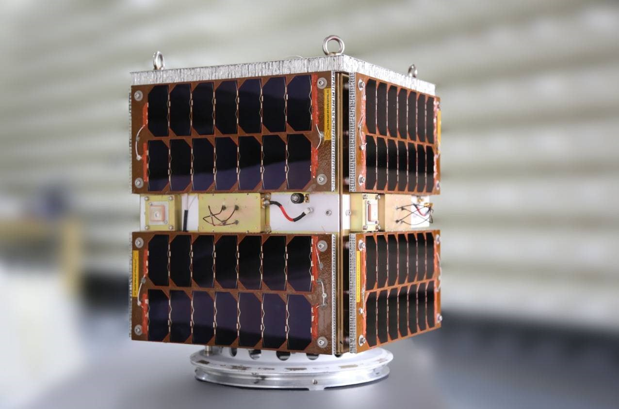 برای نخستین بار سه ماهواره ایرانی با ماهواره بر سیمرغ با موفقیت به فضا پرتاب شدند
