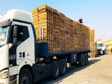 کامیون حامل ۱۵ تن پالت چوبی قاچاق در گیلان توقیف شد