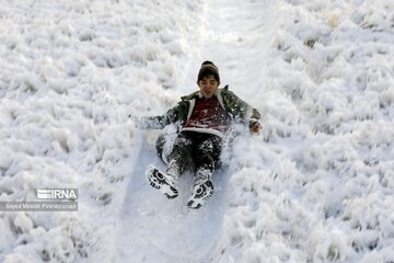 La neige et la joie de la glisse au pied de la montagne Abidar, dans l’ouest de l’Iran