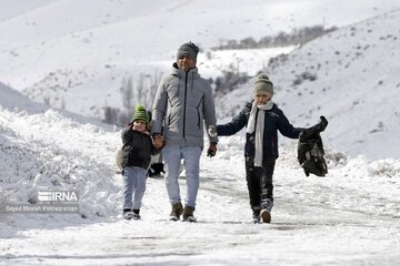 La neige et la joie de la glisse au pied de la montagne Abidar, dans l’ouest de l’Iran