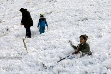 La neige et la joie de la glisse au pied de la montagne Abidar, dans l’ouest de l’Iran