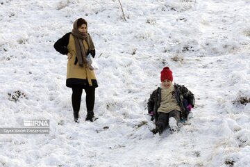 La neige et la joie de la glisse au pied de la montagne Abidar, dans l’ouest de l’Iran