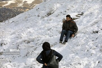 La neige et la joie de la glisse au pied de la montagne Abidar, dans l’ouest de l’Iran