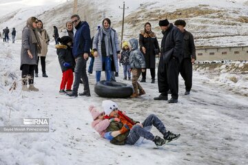 La neige et la joie de la glisse au pied de la montagne Abidar, dans l’ouest de l’Iran