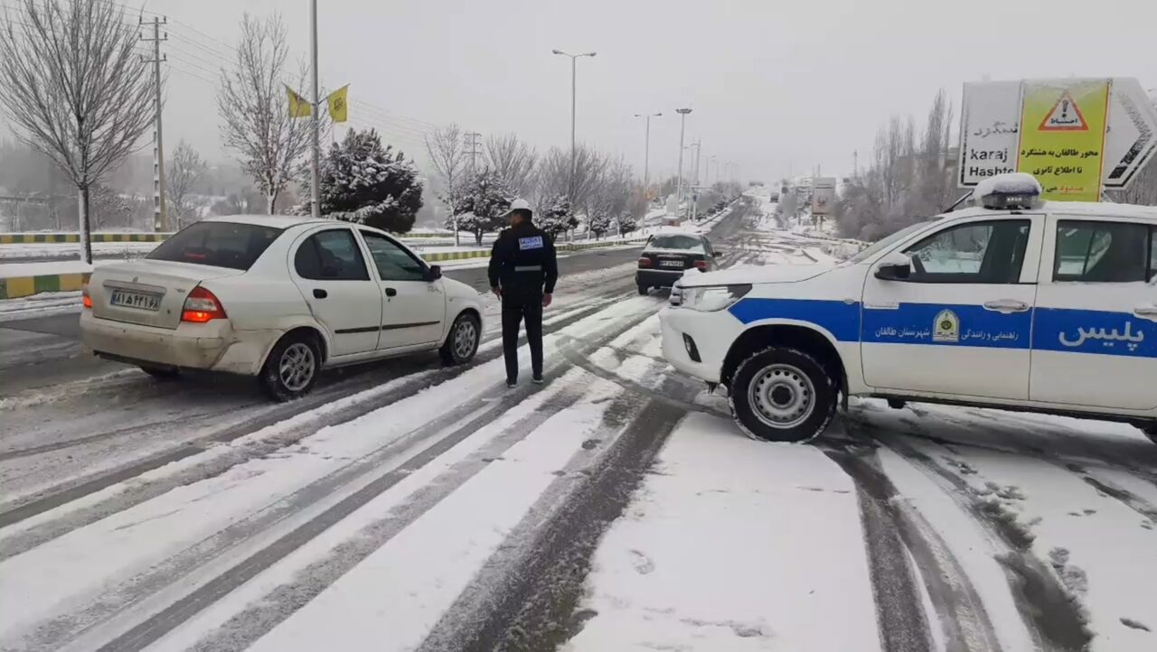 پلیس راه ایلام نسبت به لغزندگی و مه گرفتگی محورهای مواصلاتی هشدار داد