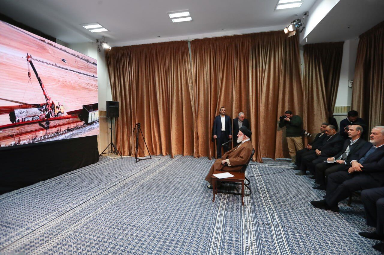 Le leader de la Révolution visite une exposition sur les capacités de production iraniennes