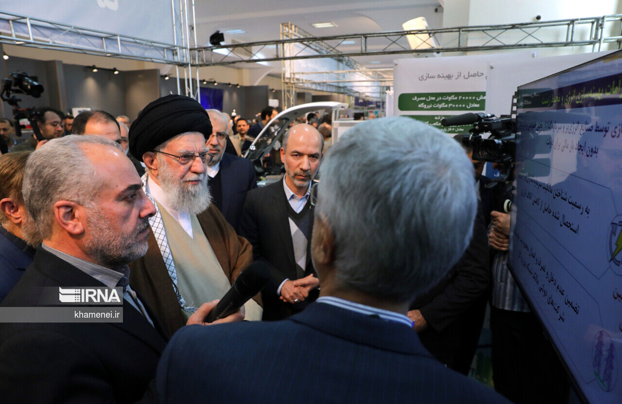 رہبر انقلاب اسلامی نے ایرانی پیداوار کی نمائش کا معائنہ کیا