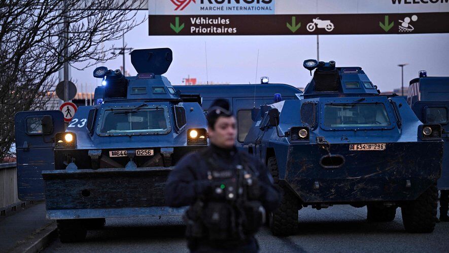 Blocus de Paris : des blindés et des hélicoptères du régime français contre les tracteurs des agriculteurs en colère