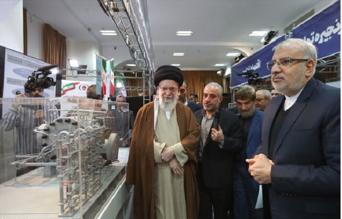 Ayetullah Hamaney İran'ın Üretim Yeteneklerinin Sergilendiği Fuarı Ziyaret Etti