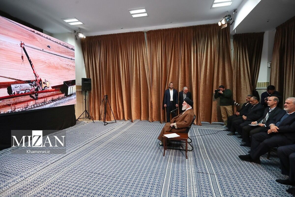 Visita de Líder de Irán a la Exposición de Capacidades de Producción Interna
