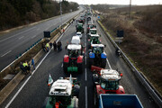 کشاورزان فرانسوی بزرگراه‌ها را برای افزایش فشار بر دولت مسدود کردند