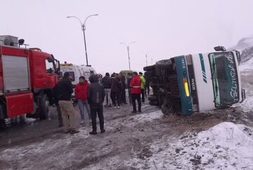 واژگونی مینی‌بوس در محور سلفچگان به قم ۱۷ مصدوم برجای گذاشت