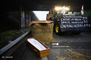 Les agriculteurs en colère entament un blocage de Paris