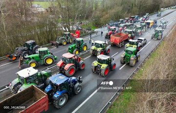 Les agriculteurs en colère entament un blocage de Paris