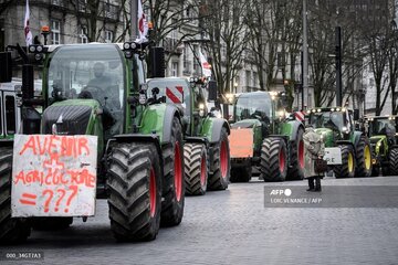 France : Convoi des agriculteurs béni par un moine, un symbole du traditionalisme français 