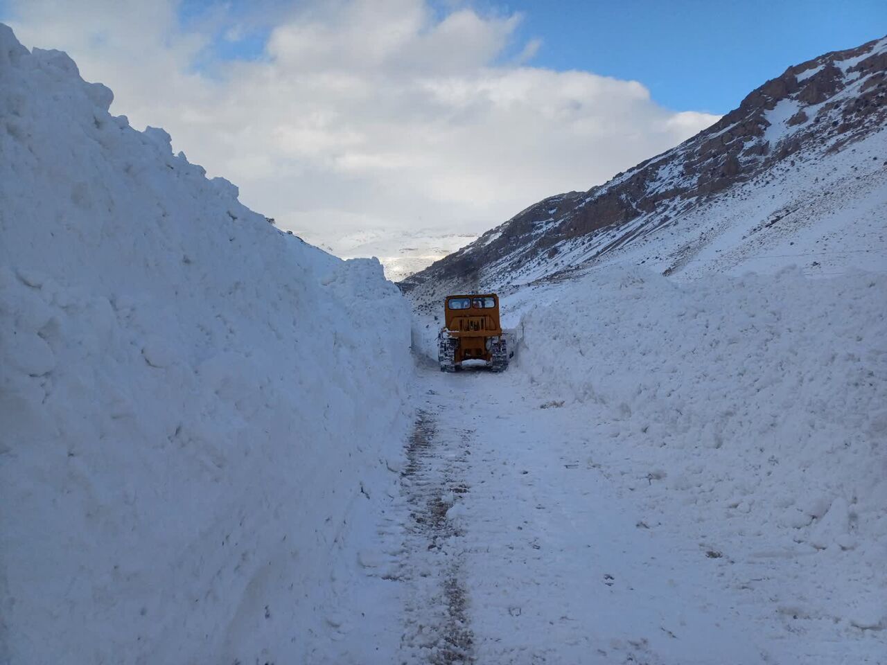 بارش برف مسیر هفت روستای کلوسه در پشتکوه فریدون‌شهر را مسدود کرد