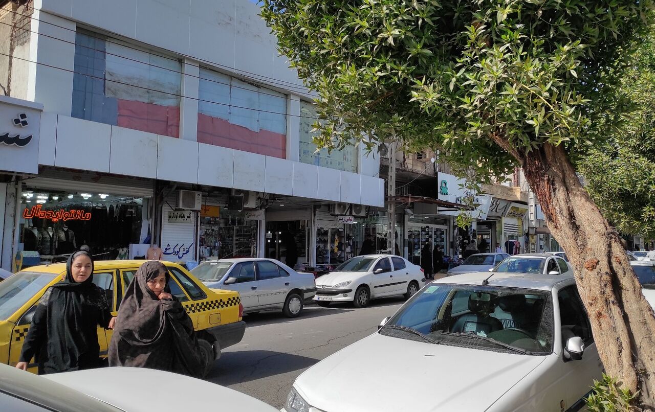 ماجرای اعتراض برخی کسبه جیرفت به نمایشگاه عرضه کالا چه بود؟+فیلم ماجرای اعتراض برخی کسبه جیرفت به نمایشگاه عرضه کالا چه بود؟+فیلم